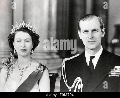 La reine Elizabeth II avec mari le prince Phillip dans son "Amiral de la flotte uniforme" Banque D'Images