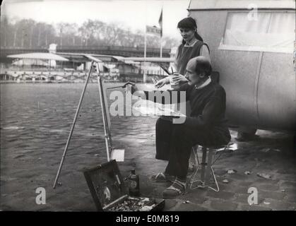 04 déc., 1953 - peintre hollandais voit monde en Showman's wagon. Bruno Martens, peintre néerlandais d'Utrecht, occupé à peindre une scène de Paris sur la Seine quai tandis que femme détient les peintures et pinceaux. Bruno Martens utilise pour ses déplacements à travers l'Europe un showman's wagon. ''Ici aujourd'hui et de demain' Banque D'Images