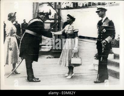 Le 12 décembre 1953 - La Reine et le duc d'Édimbourg arrivent en Nouvelle-Zélande. Accueillis par le gouverneur général : grande foule a attendu plusieurs heures pour regarder l'arrivée de Sa Majesté la Reine et le duc d'Édimbourg à Auckland, en Nouvelle-Zélande à bord de la chemise gothique. La photo montre la Nouvelle-Zélande est le gouverneur général sir Willoughby Norrie et Lady Norrie pas en avant pour saluer la Reine et le duc quand la chemise Gothic est arrivé à Auckland. Banque D'Images