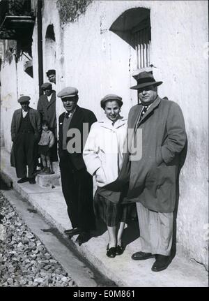 21 janvier 1954 - Santa Cristina Gela - Palerme (Sicile) : Charles C. Carollo expulsés des États-Unis d'Amérique après 43 ans de vie permanent là-bas récemment retourné à son pays natal. Charles C. Carollo immigré aux États lorsqu'il n'avait que trois ans et sa récente expulsion était fondée sur le motif qu'il était le chef d'une bande de gangsters. Banque D'Images