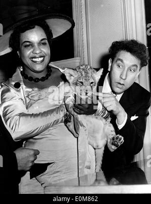 Winifred Atwell et Frankie Howerd à un club Lions à l'hôtel Savoy de baptême Banque D'Images