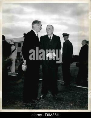 12 déc., 1953 - M. Anthony Eden et M. John Foster Dulles chat ensemble à l'Aérodrome de Kindley tandis que le président Eisenhower reviews la garde d'honneur. Banque D'Images