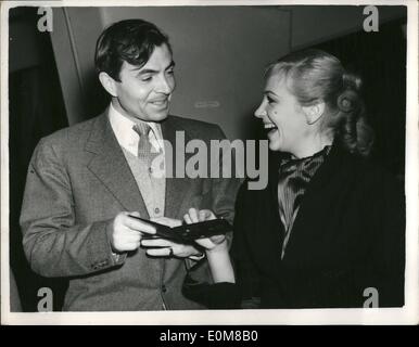 Le 12 décembre 1953 - Ouverture du nouveau Stagesat Shepperton trois nouveaux stades, entièrement équipée et la formation d'indépendants avec la vinaigrette et composent, ont inauguré aujourd'hui par Mlle Margaret Leighton à Shepperton, qui devient maintenant le plus grand, plus moderne studio de travail au Royaume-Uni montre Photo : James Mason propose Hildegaard Neff, la star du cinéma allemand, une cigarette à l'ouverture aujourd'hui. Ils sont en partie dans le film ''Berlin'', qui sont réalisés à l'Shepperton studios. Banque D'Images