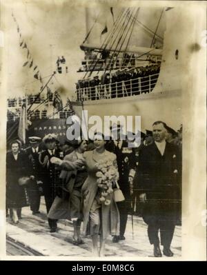 30 janvier 1954 - Queen et duc d'Édimbourg quittent la Nouvelle-Zélande.. Marcher sur le quai.. Photo montre : accompagné par le Premier Ministre, M. Hollande et Mme Holland -H.M. La Reine et le duc d'Édimbourg saluent comme ils l'adieu à pied le long du quai de Bluff - Nouvelle Zélande quand ils sont montés à bord de la gothique linéaire - pour l'Australie pour continuer la tournée royale. Banque D'Images