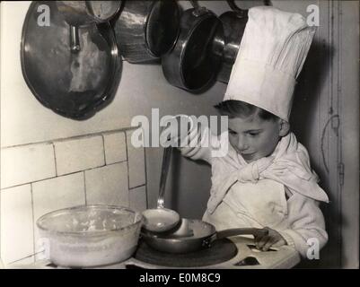 31 janvier 1954 - Prêts pour la Chandeleur : Après avoir vu maman faire les crêpes, petit François a essayer. Tablier blanc et chef's Banque D'Images
