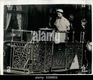 10 févr. 02, 1954 - Royal Australian Tour - Photo d'origine. Couple Royal Tour Pays de départ de la Nouvelle Galles du Sud. Photo montre de Sa Majesté la Reine et le duc d'Édimbourg, vu l'embarquement du train royal à la gare centrale, à Sydney, en Australie, pour commencer la tournée du pays de la Nouvelle Galles du Sud. Banque D'Images