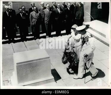 02 février 1954 - QUEEN à Canberra. PHOTO MONTRE : SA MAJESTÉ LA REINE ET LE DUC D'Édimbourg ont participé à une cérémonie à l'Australian National War Memorial lors de leur visite à Canberra. Cette photo montre la reine et le duc déposant une couronne sur la commémoration pierre dans la présence de la famille, de l'armée déchue. Banque D'Images