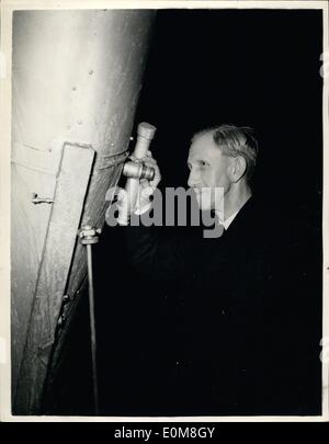 Le 12 décembre 1953 - Vu du pont géant sur la Lune. Découverte par l'Astronome : des astronomes ont découvert un immense pont sur la lune qui a l'air ''comme un emploi en génie''. Le Dr H. Percy Wilkins, membre de la Royal Astronomical Society, a déclaré sur le B. B2C'est d'actualités radio hier soir que le pont est de 20 miles de long et 5 000 mètres de haut, et s'étend sur un fossé entre les chaînes de montagnes royal 6 000 ft. et 10 000 pieds de haut. Mais il ne semble pas y avoir des hommes sur la lune, après tout. ''Le pont, est, bien sûr, pas l'homme fait'' - a déclaré le Dr Wilkins après la diffusion Banque D'Images