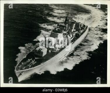 Le 12 décembre 1953 - L'Audace fringant : H.M.S. Audacieux, premier des huit audacieux '''' de la classe Tribal et le plus grand de la Royal Navy, a participé à des manoeuvres avec la flotte de la Méditerranée au large de Malte. L'audace a un effectif de plus de 300 hommes, nécessaire à cause de la grande quantité d'équipement hautement technique qu'elle porte. Elle est de toutes les construction soudée, est propulsé par des turbines à vapeur de conception avancée et, d'une cylindrée de 2 610 tonnes longues (3 500 tonnes longues en pleine charge). Son armement principal est constitué de six 4,5 in. armes à feu contrôlé au radar. Photo montre H.M Banque D'Images