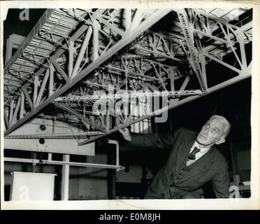 Le 12 décembre 1953 - Giant Pont sur la Severn. : Le plus grand pont en Europe - le troisième plus grand au monde - est d'être construit sur la rivière Severb dans le cadre du nouveau plan gouvernemental de modernisation de la route services. Il vous en coûtera entre 12 000 000 et 20 000 000. L'épouse a été suggérée pour la première fois il y a 20 ans. Il se connectera de Bristol et de Cardiff et amener tous les pays du Sud-Ouest en contact direct avec les Midlands, sauvé des dizaines de milliers de kilomètres par jour dans les transports routiers. Il permettra de relier la route principale de Gloucester à Bristol avec Gloucester-sud Wales Road Banque D'Images