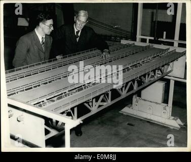 Le 12 décembre 1953 - Giant Pont sur la Severn. : Le plus grand pont de l'Europe. : Le plus grand pont en Europe - le troisième plus grand au monde - est d'être construit sur la rivière Severb dans le cadre du nouveau plan gouvernemental de modernisation de la route services. Il vous en coûtera entre 12 000 000 et 20 000 000. L'épouse a été suggérée pour la première fois il y a 20 ans. Il se connectera de Bristol et de Cardiff et amener tous les pays du Sud-Ouest en contact direct avec les Midlands, sauvé des dizaines de milliers de kilomètres par jour dans les transports routiers Banque D'Images