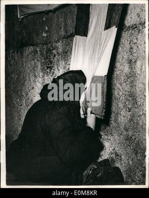 02 février 1954 - retour des prisonniers grecs de derrière le rideau de fer otages de Hongrie. : une partie des 501 prisonniers grecs sont arrivés à Igoumenitsa, N.V, la Grèce a récemment à bord du S.S. Micaulis «e de nice.. La population vit dans des villages proches de la frontière et ont été pris de force dans les pays derrière le rideau de fer entre 1947 et 49. un total de 1231 sont retournés à la Grèce par la Hongrie. Photo montre une femme ex-otages embrasse le drapeau grec -lorsqu'elle est retournée au sol grec à partir de la Hongrie. Banque D'Images