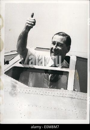 02 février 1954 - Grande-Bretagne, en Trop-Jet Crash-Lands dans la boue. La race avec Tide pour enregistrer le Britannia : Le géant -turbo prop Britannia, conçu pour accueillir 100 personnes, qui a volé pour la première fois le 23 décembre, s'est écrasé sur la plage à légèrement-on-Severn aujourd'hui. Le pilote, le projet de loi Pegg, et tous sauf un, l'équipage d'essai de 12 échappé sans dommage. Des ingénieurs de la Bristol Aeroplane Co.., avec des treuils et hausers travaillent fébrilement pour obtenir l'avion de ligne de la terre ferme avant la marée haute. Photo : Bill pilote Pegg, qui s'est échappé sans blessures dans l'accident. Banque D'Images