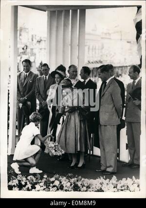 10 févr. 02, 1954 - Royal Australian tour - original. Bouquet de réception à Wollongong. Photo montre neuf ans Janette 73 Curteeye qu'elle présente un panier d'or de la mauve - rose - orange et bleu - Oeillets roses et d'orchidées à Sa Majesté la Reine sur l'estrade à l'extérieur de l'hôtel de ville à Wollongong. plus de 80 000 personnes acclamant heureux les rues bordées de la visite royale. Banque D'Images