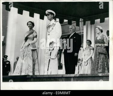 02 février 1954 - Tournée royale australienne.. Reine accomplit la cérémonie d'ouverture du parlement à Canberra. Photo montre escorté par son mari le duc d'Édimbourg, la Reine fait un regal figure comme elle se tient à l'entrée de la Maison du Parlement fédéral, Canberra après la cérémonie d'ouverture du Parlement, le premier ministre est debout derrière la Rt. L'honorable R.G.Menzies et Dame Pattie Menzies. Banque D'Images