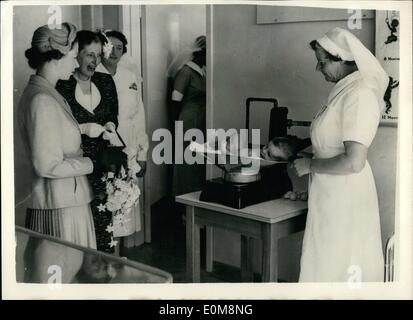 10 févr. 02, 1954 - Royal Tour de la Nouvelle-Zélande.. Reine à Dunedin.. Photo montre : Sa Majesté la Reine s'intéressent à la pesée d'un bébé de 15 semaines - au cours de sa visite à l'hôpital Karzitane, Anderson's Bay, Dunedin - pendant la tournée de la Nouvelle-Zélande. Banque D'Images