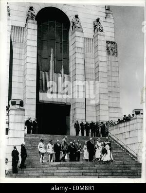 10 févr. 02, 1954 - Royal Australian Tour - Photo d'origine. : la cérémonie sur les marches de l'Anzac Memorial à Sydney Hyde Park, lorsque Sa Majesté la Reine plus tard a inspecté les porteurs de la Croix de Victoria et la Croix de George Banque D'Images