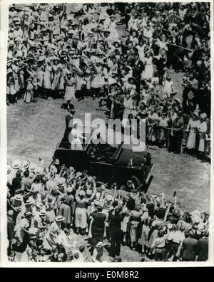 10 févr. 02, 1954 - La Reine à Sydney. Royal Australian tour - photo d'origine. Photo montre Sa Majesté la Reine Elizabeth et de Son Altesse Royale le duc d'Édimbourg, la conduite dans une ruelle d'enfants au Sydney Cricket Ground. C'était un grand moment de fierté et pour les jeunes qui ont donné le couple royal une tumultous bienvenue. Banque D'Images