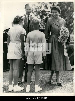 10 févr. 02, 1954 - Royal Australian Tour - Photo d'origine. Heureux Photo de la Reine. Sa Majesté la Reine Elizabeth, souriant heureux après Legacy ward jumeaux, Margaret et Charles Cameron (de 9), avait présenté son avec un bouquet à Slackey Télévision Showground, Bulli, (côte sud, Nouvelle Galles du Sud). Cet incident unrehearsed au cours de la visite royale à la côte sud heureux la Reine grandement. Le duc d'Édimbourg. Banque D'Images