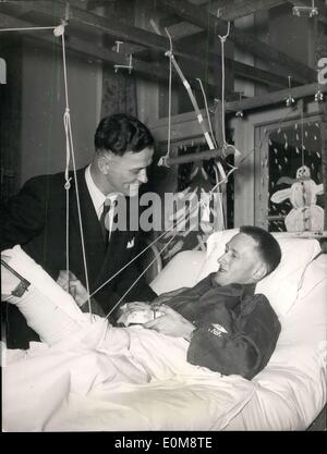 Le 20 décembre 1953 - L'ancien sergent-chef Feldwebel allemand en père Noël pour nous soldat dans l'hôpital de Francfort. L'ancien français Banque D'Images