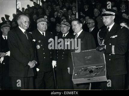 22 déc., 1953 - La s'est produite lors d'une cérémonie qui a eu lieu alors que le Clemenceau, le premier porte-avions modernes construits en France, a été mise à l'eau à Brest. Banque D'Images