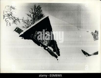 01 janv., 1954 - Village de Blons enterré par les avalanches : Au moins 140 personnes ont perdu la vie dans les avalanches qui ont balayé l'Autriche. La pire catastrophe de la déclaration était de la Grande Vallée Walser à Vorarlberg, où tout le village de Blons a été enterré bu deux contre les avalanches. La photo montre la photo qui vient d'être reçu par fil, montre une maison enfouie dans la neige après les avalanches à Blons. Banque D'Images