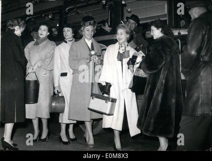 01 janvier, 1954 Miss Suède - modèle de la mode française au Moyen-Orient : Mai Louise Flodin, alias Miss Suède (et aussi de Miss Monde 1952)-deuxième de droite à gauche- photographié avec quatre autres mannequins français avant de prendre l'avion ce matin. Mlle Flodin qui est un mannequin modèle sera la mode française dans le proche et le Moyen-Orient. À droite est la chance, la célèbre mannequin qui sont venus pour voir ses amis. Banque D'Images
