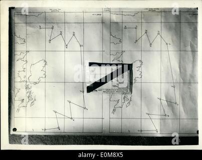 01 janvier, 1954 - Se préparer à déposer les enveloppes dans l'amirauté de la mer prendre part à la recherche de la pollution par les hydrocarbures : comme une contribution à la lutte contre la pollution des plages par les résidus d'huile larguée par les navires, 10 000 enveloppes en plastique doivent être lancées par avion de Coastal Command sur un rayon d'environ 500 kilomètres de la baie de Biscaye à mi-chemin entre les Hébrides et l'Islande. Les enveloppes sont attendus à dériver à terre dans le temps et les enquêteurs sont invités à remplir le formulaire de cartes et les envoyer à l'Institut National d'océanographie, nr. Godalming, Surrey Banque D'Images