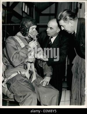 01 janvier 1954 - Formation de l'air en Grande-Bretagne pour les pilotes allemands : quatre pilotes de l'air allemande et de trois instructeurs sont maintenant une formation à l'Air Service Training School à Hamble, près de Southampton, en préparation de la mise en place d'une ligne aérienne civile dans la République Fédérale Allemande. Après un cours de trois mois ils iront aux États-Unis pour des cours de conversion de vol pour voler les Convair et constellations. La photo montre la seconde avec l'équipement de sécurité. Herbert Topp, de Berlin (à gauche) reçoit une formation sur l'utilisation de l'oxygène à partir de M. S. W Banque D'Images