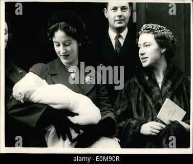 10 févr. 02, 1954 - La princesse Margaret comme marraine au baptême : fille de Jennifer Bevan. : La Princesse Margaret a été marraine de cet après-midi à l'cristaning de Sarah Charlotte le bébé fille de M. Mme John Louther - à St Michael's Chester Square.Mme. Lowther est l'ancien Jennifer Bevan - extra-Dame d'honneur de la princesse Photo montre Mme Lowther holding sa fille - alors que la princesse Margaret ressemble sur après le baptême cet après-midi. Banque D'Images