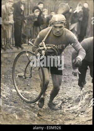 10 févr. 07, 1954 - Récipiendaire du Prix International de Cyclo-Cross : Français Jodet vu pendant la course de cyclo-cross international sur le Mont Valérien, près de Paris, qu'il a remporté. 6 nations engagées dans l'événement. Banque D'Images