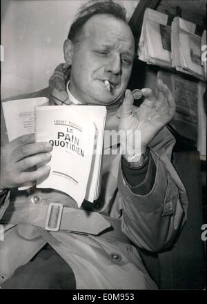 Avril 04, 1954 - 1 Franc coin peut apporter la renommée à cet Auteur : Henry Poulaille, romancier, admirant sa pièce d'un Franc d'argent qu'il a reçu le prix littéraire d'un jeton pour son livre ''Le Pain Quotidien'' (Notre pain quotidien). Le prix a été fondée il y a un an par le remblai Paris Seine réservez fournisseurs. Banque D'Images