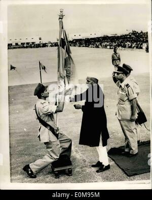 Avril 04, 1954 - Indian air force fête son entrée - de - âge Photo montre Prada président de l'Inde Présentation de la couleur du président de l'Indian air force sur l'entrée de l'âge sur le 1er avril. 1954. Derrière lui se trouve le maréchal de l'air mukerjeep qui prend le commandement de l'armée de l'air indienne ce jour - durant les cérémonies à l'aérodrome de Palam, près de New Delhi pour marquer le 21e. anniversaire de l'Indian air force. Banque D'Images