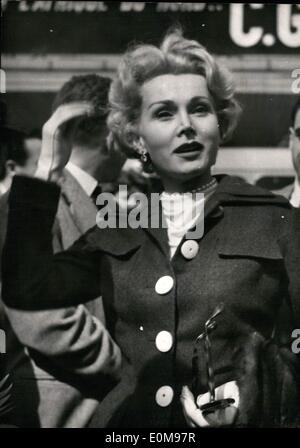 Avril 04, 1954 - Zsa Zsa Gabor''gratuit pour la première fois depuis que j'avais seize ans''. Zsa Zsa Gabor, le célèbre star de cinéma hongrois né, photographiée à son arrivée à l'aérodrome d'Orly Paris, aujourd'hui. Elle a déclaré au journaliste qui a interrogé son : ''Je suis libre pour la première fois depuis que j'avais seize ans et je suis l'intention de rester si''. Elle se déroule à Cannes où elle assistera à la fin du festival. Banque D'Images