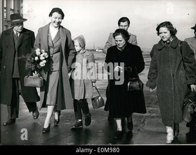 Avril 04, 1954 - Monika Muller après 8 ans d'absence est retournée chez elle : Le meilleur présent pour la Pâques Muller-famille était d'embrasser sa fille Monika. Monika à-jour 9 ans a été couru en Suède par une mère adoptive qui a refusé de donner l'enfant. Après 8 longues années de séparation, rempli de vue du retour de la petite fille, Monika retourné accompagné par le médecin suédois à Stuttgart. Notre photo montre de gauche à droite : le père Muller, le Shwedish Nordulund médecin, Monika, sa mère et sa soeur, âgée de 17 ans, Christa. Banque D'Images