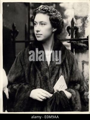 23 février, 1954 - La princesse Margaret comme marraine au baptême.. Fille de Jennifer Bevan : Princess Margaret a été marraine de cet après-midi à Sarah Charlotte la fille de M. et Mme John Lowther- à son baptême, cet après-midi à St Michael's, Chester Square.. Mme Lowther après-midi à St Michael's, Chester Square.. Mme Lowther est l'ancien Jennifer Bevan, très-femme de chambre de la princesse.. Photo montre : la princesse Margaret après le baptême cet après-midi. Banque D'Images