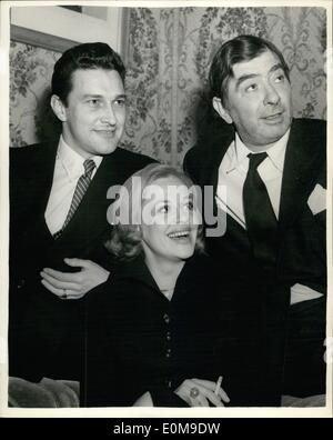 Mar. 03, 1954 - Hildegarde Neff à la réception ; Hildegarde Neff, la star du cinéma allemand, qui est venu à Londres pour présenter dans le Trilby George Minter Noel Langley production de Svengali et Trilby, dans lequel elle est à l'étoile avec Robert Newton et Terence Morgan, ce soir ont assisté à une réception à l'Milroy Club. Photo montre Hildegarde Neff, vu avec Terence Morgan (à gauche), et Robert Newton (à droite), à la réception de ce soir. Banque D'Images