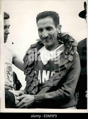 Mar. 03, 1954 - INTERNATIONAL CROSS COUNTRY CHAMPIONSHIP..français gagne... Competitons de Grande Bretagne France - Belgique - et de l'Espagne dans le cadre de tâches quarante premier Championnat International qui a été gagné par A. MINOUM de France sur l'Hippodrome Pont Bromford, Birmingham, cet après-midi... PHOTO : KEYSTONE MONTRE- A. MIMOUN de Brunce tout enguirlandés convenablement après avoir remporté la course de cet après-midi. Banque D'Images