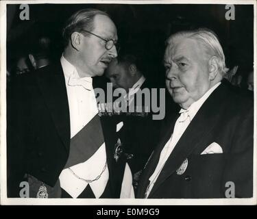 Mar. 03, 1954 - Chevaliers de la table ronde dîner à Londres. Le président et le Vice-président : De nombreuses personnalités bien connues ont participé au congrès annuel de l'Ordre des Chevaliers de la Table ronde dîner au Club de l'hôtel Mayfair à Londres hier soir. Photo montre le Chevalier Président par intérim Il Marquessof K.G. Salisbury et le très honorable Sir Patrick J.H. Hardon, Vice-président de chevalier au dîner hier soir. Banque D'Images