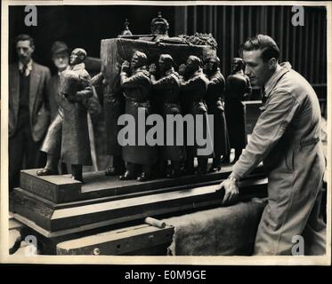 Mar. 03, 1954 - ''se terminant en'' jour de sculpteur à l'Académie royale ''Porteurs'' ; Photo montre cette exposition en cours de déchargement est intitulé ''Porteurs'' du 1er Bataillon des gardes au Grenadler les funérailles du roi George VI. Il a été exécuté par le major R.J. Gunter de Withington, près de Cheltenham et arrive à Burlington House d'aujourd'hui.''Sse terminant en'' jour pour la sculpture de l'Académie royale de l'exposition. Banque D'Images