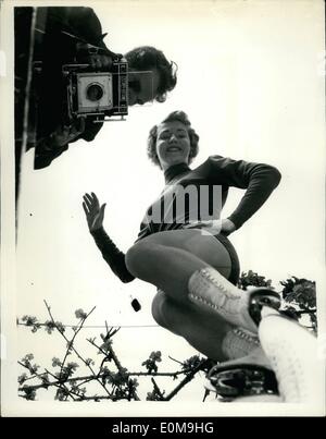 Avril 04, 1954 - L'appareil photo est un ver;s Eye View... Star de patinage dans la formation d'un nouvel avis de 20 ans Joan Connell de Londres - l'ancien champion de patinage artistique junior britannique - avec l'appareil photo qui est prise. Joan était debout sur un 'jardin' patinoire de plaque de verre - elle peut voir un ver sur la veille de ses mouvements - et l'appareil photo ne fonctionne de même. Elle se prépare à l'étoile dans ''White Horse Inn on Ice'' - à l'Empress Hall. Banque D'Images