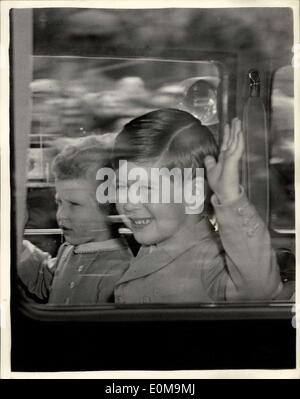 Avril 14, 1954 - Les enfants royaux partent pour la gare de Waterloo à l'onde la foule. : photo montre le Prince Charles et la Princesse Anne Banque D'Images