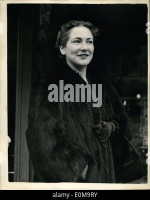 Mar. 03, 1954 - Enquête sur les ''Lady'' Menzies et Mme Chesney reprend.Air Hostess.. L'enquête a été reprise à Ealing Town Hall le ''Lady'' Menzies et sa fille Mme Isobel Chesney dont les corps ont été retrouvés assassinés dans leur maison de retraite, à Ealing.. Photo : Keystone montre- Janette van de Berg, une hôtesse de l'air, de l'extérieur de la cour vu K.L.M. - au cours de l'enquête. Banque D'Images