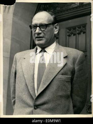 Mar. 03, 1954 - Enquête sur les ''Lady Mary Menzies'' et Mme Chesney reprend... Témoin de Cologne. De nombreux témoins ont assisté à l'enquête ont repris ce matin à l'Ealing Hôtel de ville de ''Lady'' Mary Menzies et sa fille Mme Isobel Veronica Chesney qui ont été retrouvés morts dans leur maison de retraite à Ealing... certains des témoins sont venus du continent... Photo : Keystone montre Commissaire criminel Kuhn de Cologne - arrive pour l'enquête à Ealing ce matin. Banque D'Images