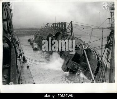 Mar. 03, 1954 - La ''Empress of Canada'' est levé... Plus grand exploit jamais de récupération en Grande-Bretagne : Les 20 000 tonnes de ''Empress of Banque D'Images