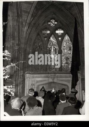 23 avril 1954 - Shakespeare Memorial a dévoilé la fenêtre d'une cérémonie à la cathédrale de Southwark : Dame Sybil Throndyke a dévoilé cet après-midi la nouvelle fenêtre Memorial Shakespeare dans La cathédrale de Southwark pour célébrer l'anniversaire de la naissance de l'auteur célèbre. La fenêtre qui contient environ 400 morceaux de verre remplace celui qui a été détruit par une bombe en 1945. Photo montre la scène comme les spectateurs d'admirer la nouvelle fenêtre, à la cathédrale de Southwark cet après-midi. Banque D'Images