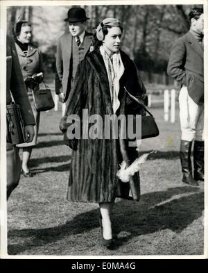 Mar. 12, 1954 - La princesse Margaret assiste à la courses Sandown Park - Keystone Photo montre :- la princesse Margaret vu comme elle marche au Paddock - lorsqu'elle a visité la réunion de courses à Sandown Park cet après-midi. Banque D'Images