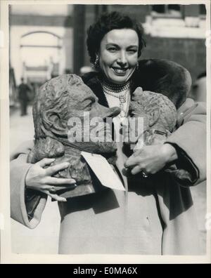 23 mars 1954 - ''Sse terminant en'' jour pour la sculpture à l'Académie Royale.. ''Cyrano de Bergerac'' et un ''petit faon''.. Photo montre Mme Daphne Charlton de Highgate arrivant avec ses deux pièces en terre cuite.. Elles sont à gauche - une tête de Jose Ferrer comme Cyrano de Bergerac et à droite la tête d'un petit faon.. Aujourd'hui, c'est 'in' de jour pour la sculpture de l'Académie de l'exposition. Banque D'Images