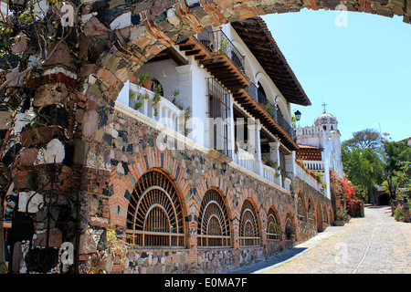 Regardant à travers l'arcade de la Posada La Mision à Taxco, Guerrero, Mexique Banque D'Images