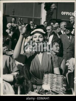 Avril 04, 1954 - Bataille de fleurs à Cannes : photo montre la belle star de cinéma américain, Arlene Dahl, blanc portant un petit chapeau de paille garni de rubans de velours noir, vu qu'elle jette des fleurs au passage des flotteurs - Cannes pendant le bataille de fleurs détenus dans le cadre du festival du film. Banque D'Images